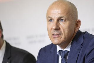 Le procureur général du ministère public du canton du Valais Nicolas Dubuis a annoncé lundi lors d'une conférence de presse "vouloir mettre en pratique les recommandations du conseil de la magistrature" avant de partir, fin 2023 (archives).